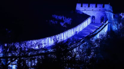 Una zona de la gran Muralla xinesa a Badaling, il·luminada de blau.