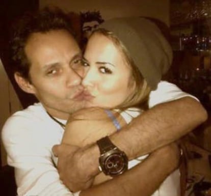 Marc Anthony publicó esta fotografía con su nueva novia, Shannon De Lima, en su cuenta de Facebook