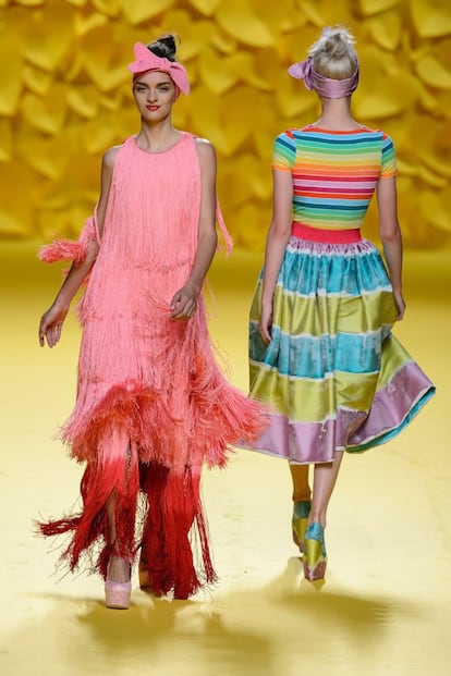 La Cibeles Fashion Week se ha llenado de colorido y ritmo con la pasarela de la firma Agatha Ruiz de la Prada. Tonos pastel y otros más vibrantes, comodidad urbanita y los corazones insignia de la marca.