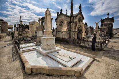 Panteón construido por el escultor Jorge R. Marsili en 1877 en estilo neoclásico ya restaurado en el cementerio de Poblenou. Es de mármol de Carrara y destaca el trabajo academicista del escultor en los elementos ornamentales como el obelisco