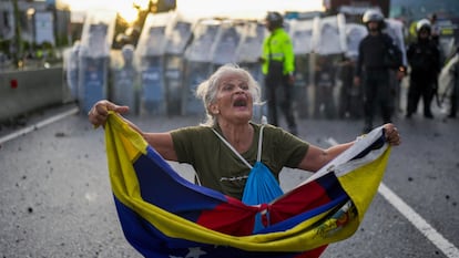 Una mujer protesta ante la policía en Caracas, el 29 de julio.