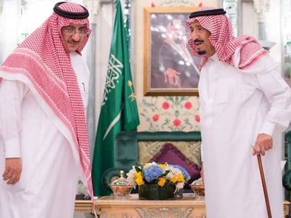 El rey de Arabia Saudí, Salman bin Abdulaziz (a la derecha) y su sobrino, el exheredero al trono Mohamed bin Nayef en la Meca, Arabia Saudí.