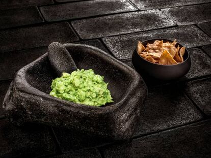 Guacamole del restaurante madrileño Punto MX presentado en un molcajete (mortero de piedra volcánica).