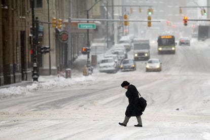 Lo que los meteorólogos han descrito como un "vórtice polar" que incluye los vientos fuertes en partes del norte de las Planicies y el Medio Oeste, también ha llevado las temperaturas más bajas en décadas tan al sur como Atlanta (Georgia) y Nashville (Tennessee). En la iamgen, una persona cruza una calle helada en Detroit. 