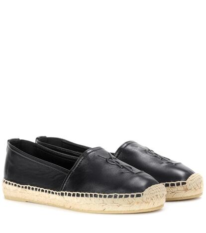 Saint Laurent fusiona el clásico mocasín masculino con las alpargatas tradicionales en este diseño de piel con el monograma de la firma. Una compra versátil candidata a convertirse en un tesoro de tu fondo de armario.