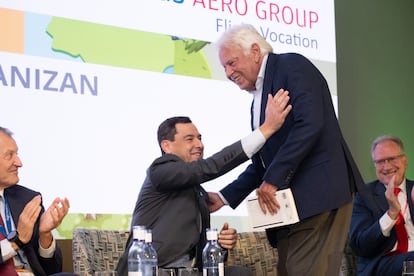 El presidente de la Junta de Andalucía, Juanma Moreno, saluda al expresidente del Gobierno Felipe González tras el discurso en el que ha cargado contra las renovables.