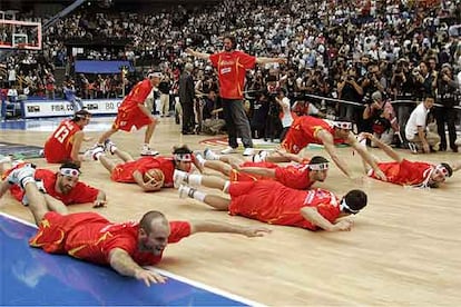 Los jugadores de España se lanzan a la pista tras su triunfo, mientras Gasol, al fondo de pie, bromea con ellos.