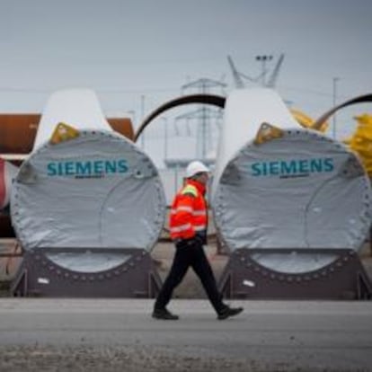 Trabajador de una planta de la empresa Siemens