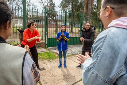 Jóvenes durante una de las actividades de preparación del festival.