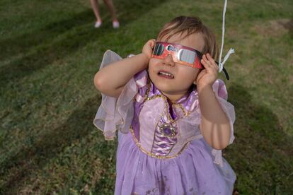 Una niña observa el eclipse solar total en Coahuila, el 08 de abril de 2024. 