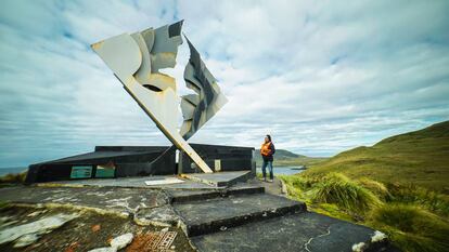 Monumento del albatros que corona la isla de Hornos.