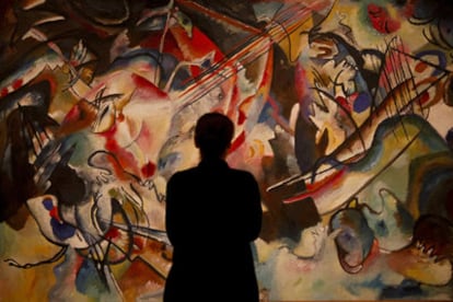 Un visitante observa la obra 'Compoistion VI' de Wassily Kandinsky en el Museo del Prado (Madrid) en enero del 2020.