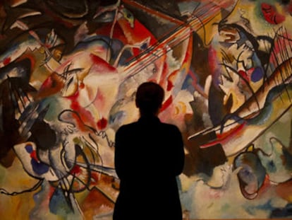 Un visitante observa la obra 'Compoistion VI' de Wassily Kandinsky en el Museo del Prado (Madrid) en enero del 2020.