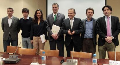 De izquierda a derecha, David Ortega (UPyD), Miguel Ongil (Podemos), Begoña Villacís (Ciudadanos), Javier Ortega (Vox), Antonio Miguel Carmona (PSOE), Mauricio Valiente (IU- Ahora Madrid) y Percival Manglano (PP).