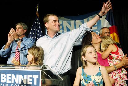 Michael Bennet celebra su victoria como candidato al Senado por Colorado en las primarias demócratas.
