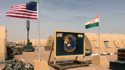 Una bandera de Estados Unidos y otra de Níger, en una imagen de archivo de un campamento en Agadez (Níger).