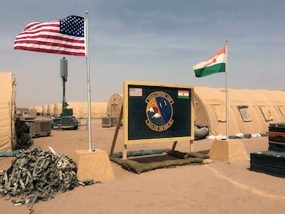 Una bandera de Estados Unidos y otra de Níger, en una imagen de archivo de un campamento en Agadez (Níger).
