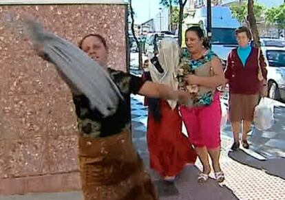 Imagen tomada de la televisión de familiares de la niña de 10 años que ha dado a luz en Jerez ocultando a la menor ante la presencia de las cámaras.