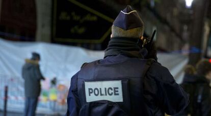 Un policía este miércoles ante sala Bataclan, en París.