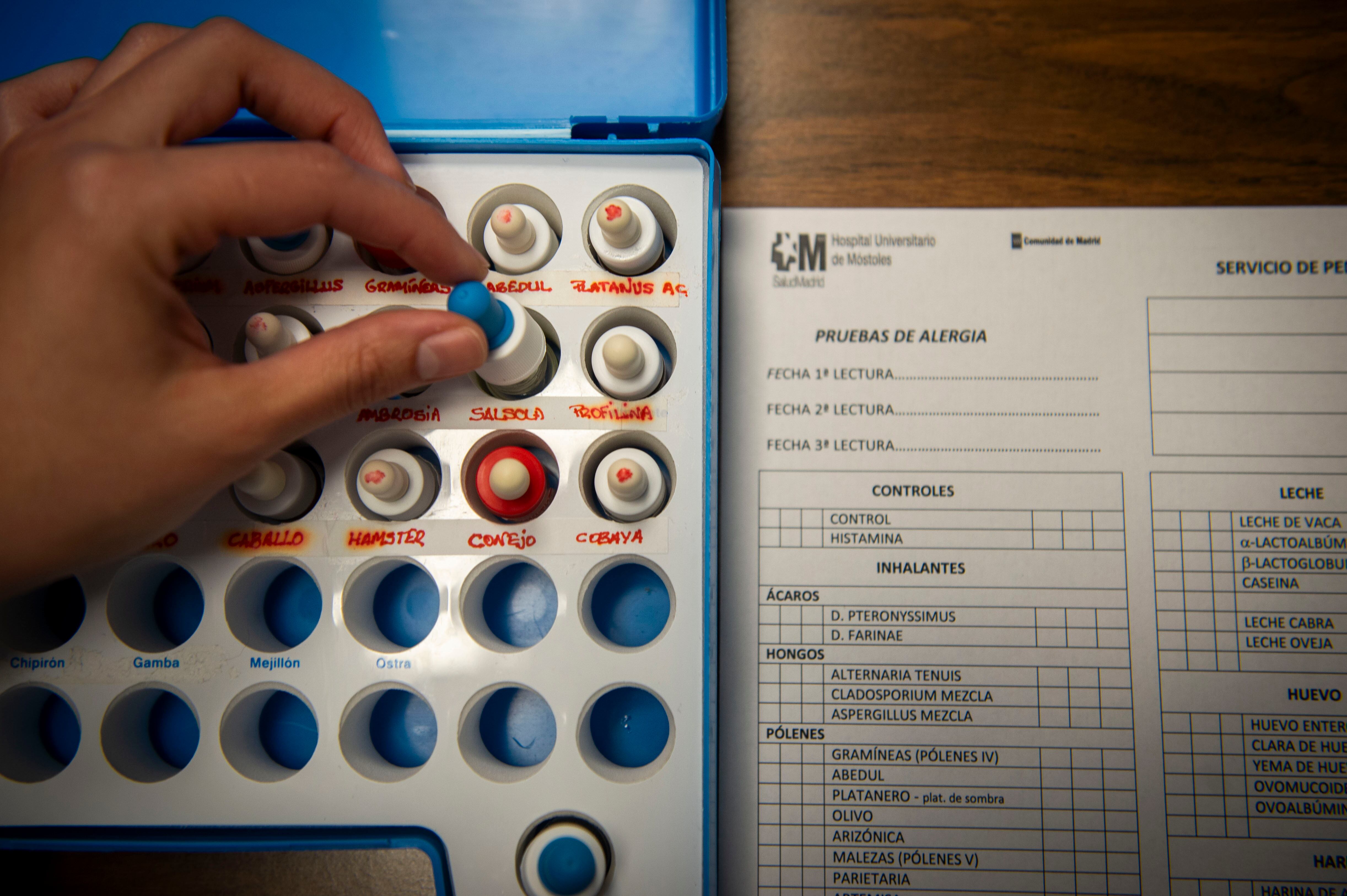 Detalle de los utensilios empleados para hacer pruebas de alergia en el Hospital Universitario de Móstoles.