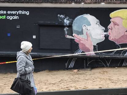 Trump y Putin, representados en un grafiti en  Lituania.