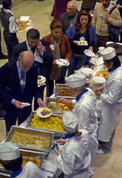 Participantes en el Foro hacen cola para comer ayer en Davos.