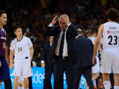 Pesic abronca a Heurtel durante el clásico.