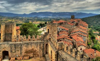 El castillo de los Velasco domina la pequeña urbe medieval de Frías, encaramada sobre un risco de piedra toba que se asoma al valle y a su famoso puente medieval sobre el río Ebro. La arquitectura popular de sus calles y casas con entramado de madera es uno de sus mayores atractivos, junto con la subida a la torre del castillo, con vistas a los montes Obarenes y el embalse de Sobrón. Más información: <a href="http://www.ciudaddefrias.es/" target="_blank">ciudaddefrias.es</a>