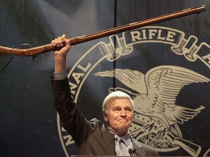 Charlton Heston arenga, en 2000, a los asistentes a la 129ª Asamblea Anual de la Asociación Nacional del Rifle;