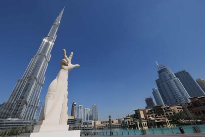La obra de arte 'Win, Victory and Love' frente al Burj Khalifa, el edificio más alto del mundo, en Dubái, Emiratos Árabes Unidos.