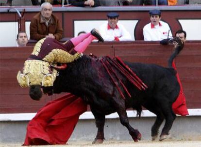 Julio Aparicio recibe  una cornada del primer toro de la tarde.