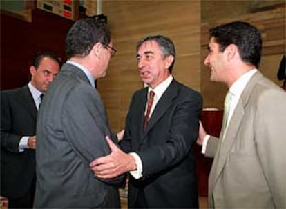 El presidente autonómico junto a Sabando, Villanueva y Echániz.