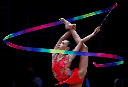 La kazaja Adilya Tlekenova compite en la prueba de gimnasia rítmica en los Juegos Asiáticos 2018 celebrados en Jakarta (Indonesia).