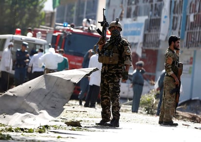 Un miembro de las fuerzas de seguridad afganas vigila el lugar donde se ha producido el atentado.