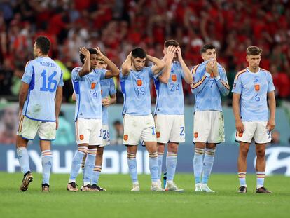 AL RAYYAN, QATAR - DECEMBER 06:  Spain react during the penalty shootout in the FIFA World Cup Qatar 2022 Round of 16 match between Morocco and Spain at Education City Stadium on December 06, 2022 in Al Rayyan, Qatar. (Photo by Catherine Ivill/Getty Images)