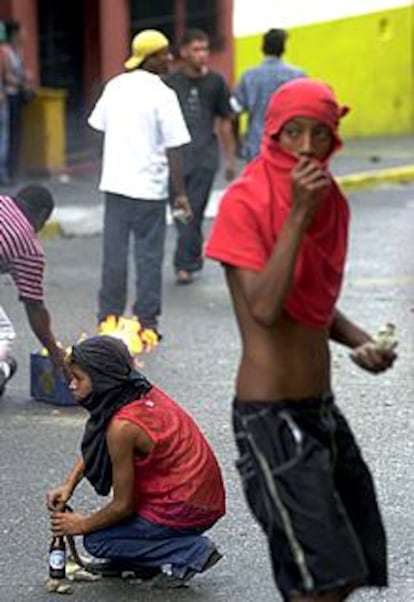 Jóvenes que han lanzado piedras contra la policía en Caracas.