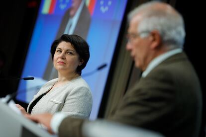 La primera ministra moldava, Natalia Gavrilita, y el Alto Representante para Política Exterior de la UE, Josep Borrell, en conferencia de prensa este jueves en Bruselas.