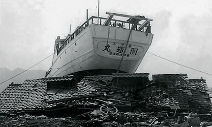 El tsunami provocado por el terremoto chileno llegó a las costas de Japón 24 horas después. Un total de 140 muertos, olas de más de 5 metros de altura e imágenes como la de este barco en un tejado, atestiguan la fuerza arrolladora de la naturaleza.