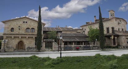 El hotel Hoces del Duratón, en Sebúlcor (Segovia). Abajo, una de sus habitaciones.