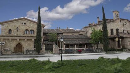 El hotel Hoces del Duratón, en Sebúlcor (Segovia). Abajo, una de sus habitaciones.