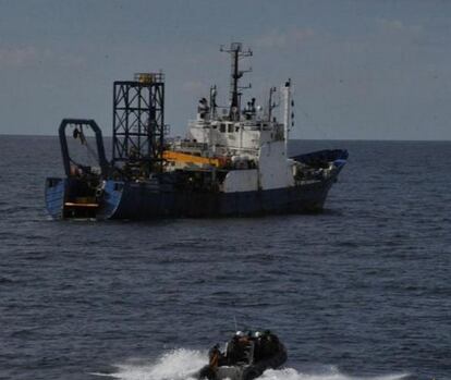El buque comercial expulsado del mar de Albor&aacute;n por el patrullero &lsquo;Infanta Cristina&rsquo;.