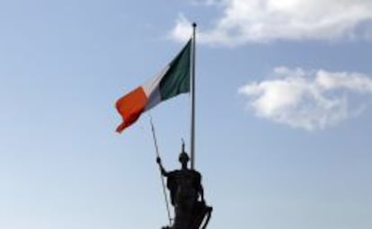 Bandera irlandesa en Dublín.