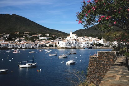 <b>Cadaqués</b> es el municipio del Alt Empordà, situado más al este del Cabo de Creus, que primero ve salir el sol. Se encuentra en medio de macizos rocosos que lo aislaron hasta finales del siglo XIX, con prácticamente el mar como única salida. De la antigua villa fortificada quedan un baluarte, que actualmente es la sede del Ayuntamiento, y un portal de arco rebajado que daba a la playa. En el punto más alto del casco antiguo encontramos la iglesia de Santa Maria, desde donde se contemplan sus calles laberínticas de casas blancas. La relación entre Cadaqués y el arte se establece a través del pintor Salvador Dalí, que se construyó una casa en la bahía de Portlligat. Años antes, sin embargo, Cadaqués ya era el lugar elegido por intelectuales y artistas para pasar temporadas, lo que le dio prestigio y renombre.