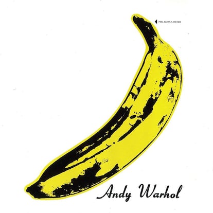 <p>"Es una portada muy icónica, un clásico, una colaboración del artista y antes ilustrador Andy Warhol con la Velvet Underground", enumera <a href="https://www.pepcarrio.com/" rel="nofollow" target="_blank">Pep Carrió</a>, diseñador gráfico, ilustrador y artista plástico, con una larga trayectoria laureada diseñando marcas, portadas de libros para Espasa o Santillana, e incluso <em>merchandising</em>. "La imagen de la banana reproducida a dos tintas sobre un fondo blanco mantiene hoy [el álbum se publicó en 1967] toda su potencia gráfica". Además, el plátano podía pelarse, levantando la piel de papel por donde señala el artista. En esto último coincide Sergi Salvi, de Delaporte, el dúo electrónico que acaba de estrenar su álbum <em>Como anoche</em>: "Porque es pop y siempre actual".</p>