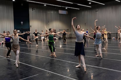 Luana Brunetti Mattion durante la clase con Edgardo Trabalón en el estudio '9 de julio' en el marco de los 100 años del Ballet Estable, en Buenos Aires.