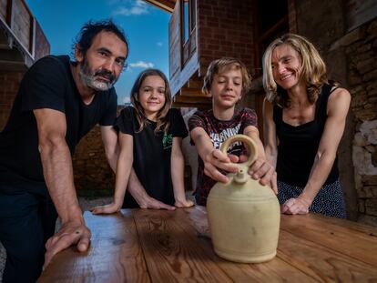 Familia del arquitecto David Sebastián, en la casa que este ha construido en Jarque de la Val, Teruel.