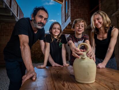 Familia de Beatriz Escorihuela y David Sebastián en su Casa de las 3 Primaveras en Jarque de la Val, Teruel