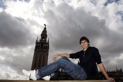 Perotti posa ante la Giralda en Sevilla.