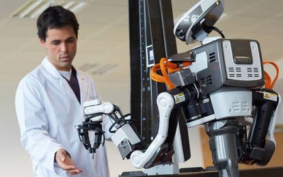 Un robot humanoide para ensamblaje de automóviles en el Parque Tecnológico de Miramón, en San Sebastián.