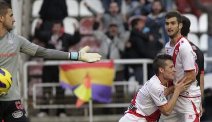 Tito celebra su gol junto a Leo Baptistao.